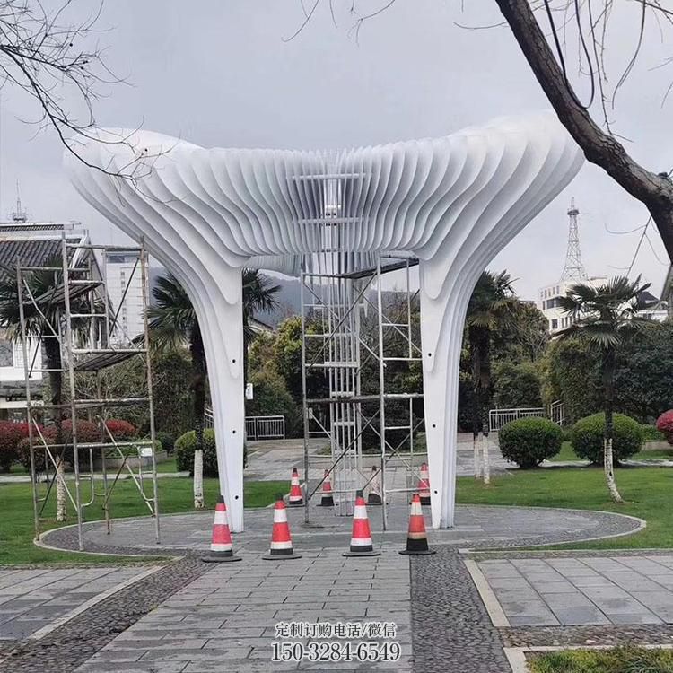精神堡垒雕塑，折纸艺术形式，城市景观建筑雕塑